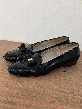 Salvatore Ferragamo vintage Boutique Italian black patent leather bow loafers 9